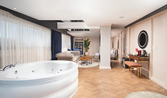 جناح بسرير كوين بشرفة، Walton Gardens Pera 3/3