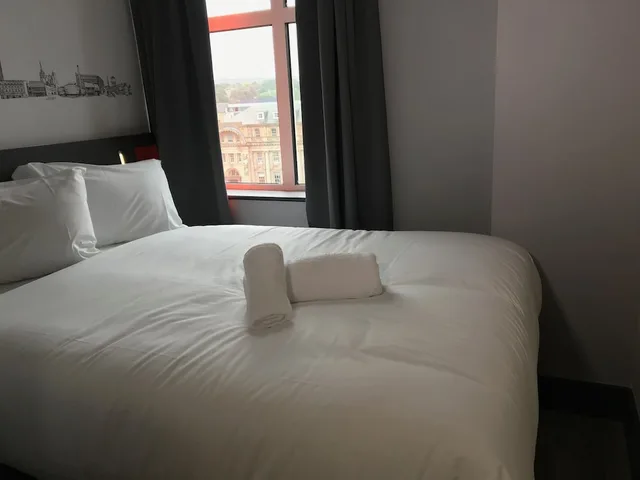 غرفة قياسية بسرير مزدوج، easyHotel Sheffield City Centre 4/8