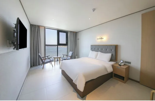 Ocean, Queen Bed, Small، Sunrise Hotel Sungsan 2/4