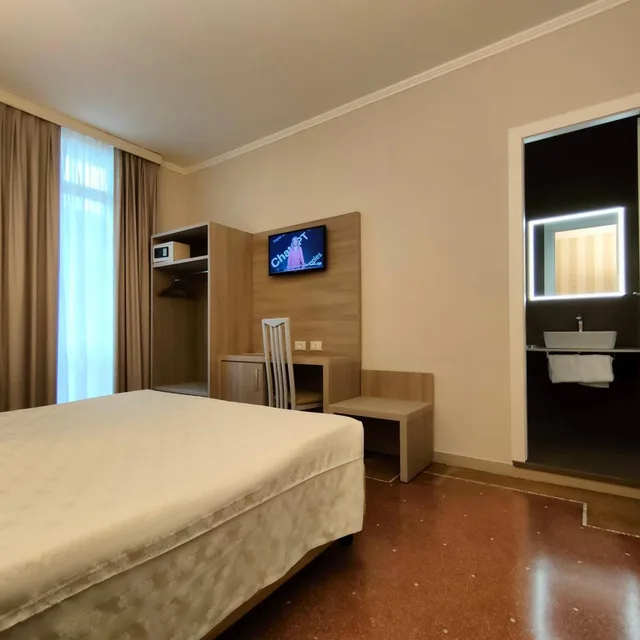 غرفة بسرير مزدوج بإطلالة على البحر بشرفة، Hotel Vittoria 1/8