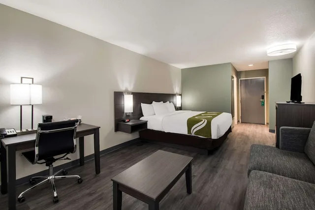 Standard, King Bed, Sofa, Quality Inn & Suites Wilsonville OR 2/3