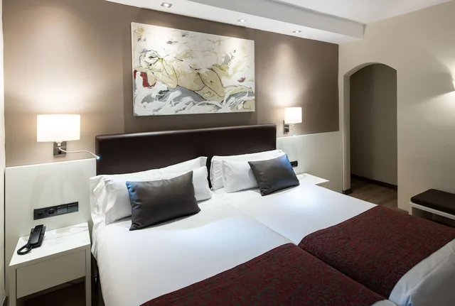 Room, Queen Bed, Balcony, Catalonia Castellnou 5/10