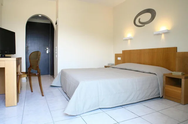 غرفة ثلاثية، Golden Beach Hotel 2/10