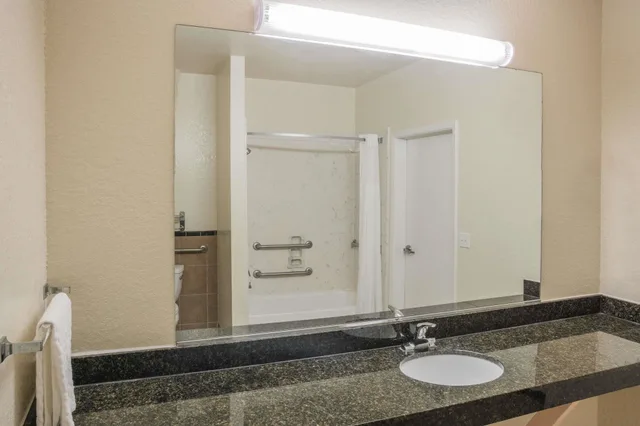 غرفة قياسية بسرير كينج، Super 8 By Wyndham Brookshire Tx 7/7
