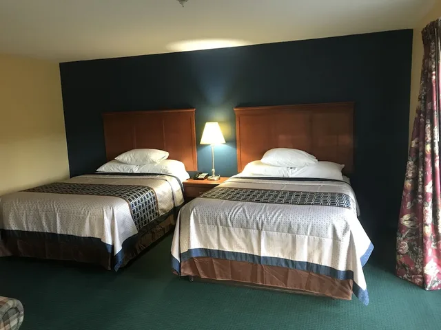 غرفة ديلوكس بسريرين كوين بإطلالة على الجبل مع أريكة، Swiss Chalets Village Inn 6/8