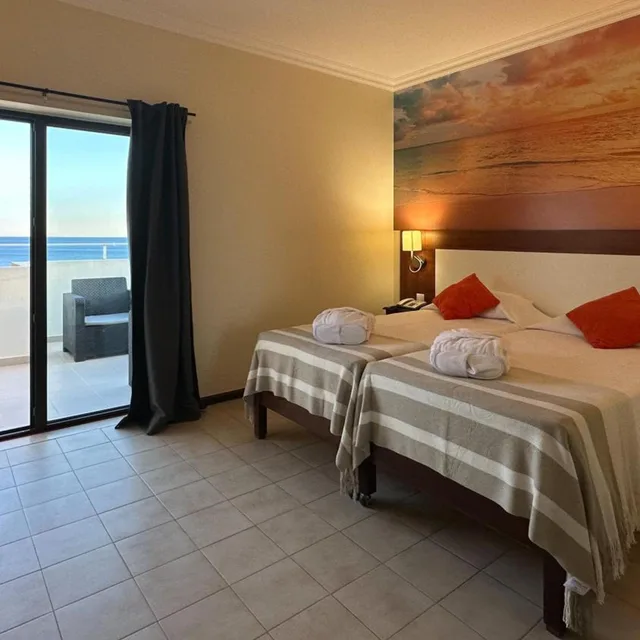 غرفة رباعية بإطلالة على البحر، Avenida Praia 2/10