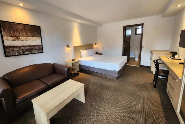 غرفة بسرير كوين، Ramada by Wyndham Laval 6/10