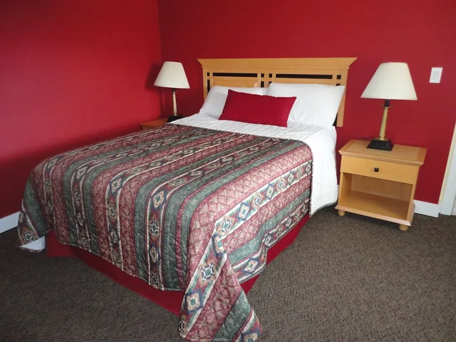 جناح عائلي بسريرين كوين مع أريكة، Sahara Courtyard Inn Penticton 6/10