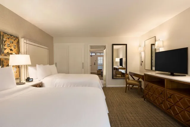 جناح بسريرين مزدوجين مع أريكة، Embassy Suites by Hilton Scottsdale Resort 1/3