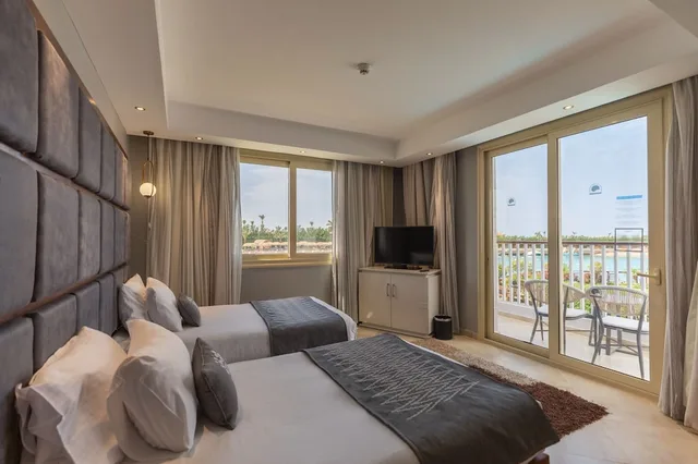 جناح بسريرين منفصلين بإطلالة على البحر بجاكوزي، SUNRISE Crystal Bay Resort Grand Select 1/5