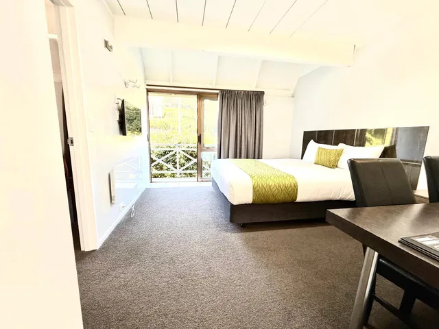استوديو اقتصادي، Admirals Motor Inn 2/2