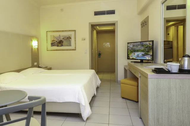 غرفة بسرير مزدوج بإطلالة على الحديقة، Kresten Palace Hotel 3/8