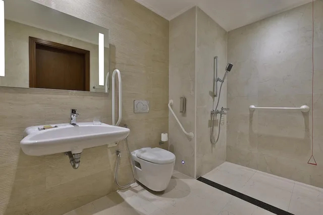 غرفة قياسية بسرير كينج لذوي الإعاقة، Double Tree by Hilton Resort and Spa Marjan Island 5/6