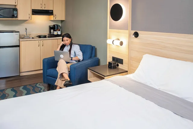 غرفة بسرير كينج بمطبخ صغير، Accent Inns Victoria 2/3