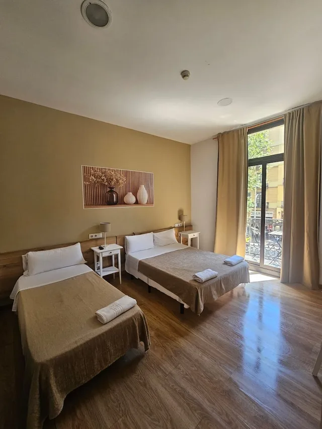 غرفة بسرير مزدوج وسرير فردي بغرفة نوم واحدة مع سرير إضافي بحمام خاص، Hostal Delfos 3/10