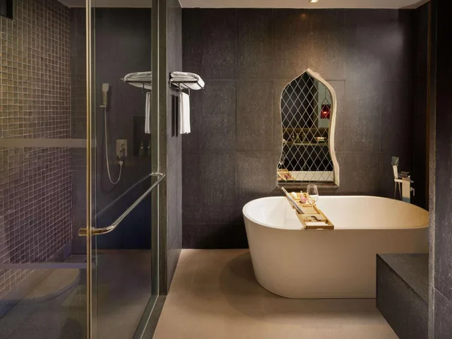 غرفة بريميير بسرير كينج بجاكوزي، Avista Hideaway Phuket Patong MGallery 9/10