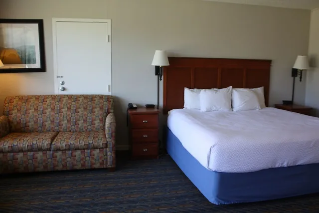Upgrade, King Bed, Hot Tub، Days Inn by Wyndham Luray Shenandoah 8/10