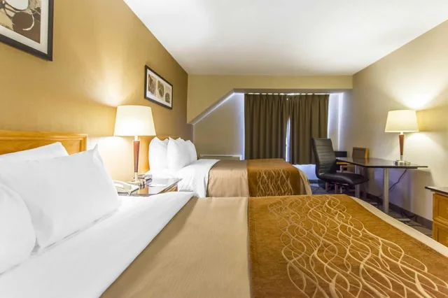 Upgrade, 2 Double Beds، Comfort Inn Yarmouth 2/8