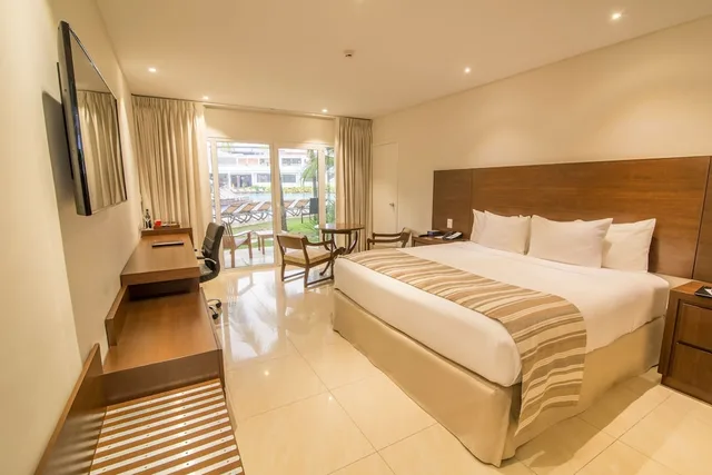 غرفة بسرير كينج بإطلالة على المسبح، Los Tajibos, Santa Cruz de la Sierra, a Tribute Portfolio Hotel 2/10