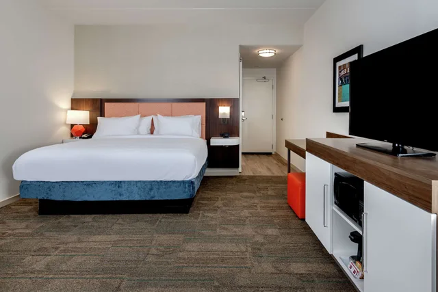 غرفة بسرير كينج مع أريكة لذوي الإعاقة، Hampton Inn Baltimore Bayview Campus 3/8