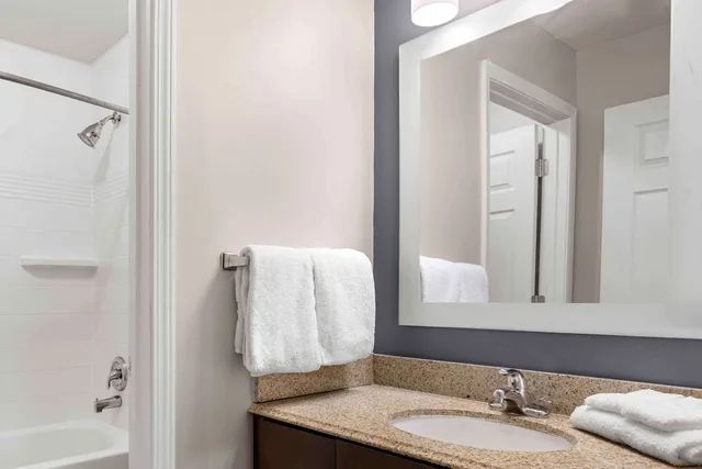 جناح سوبيريور بسرير كينج وسرير كوين بغرفتي نوم مع أريكة، Extended Stay America Suites - St Louis - Fenton 5/6