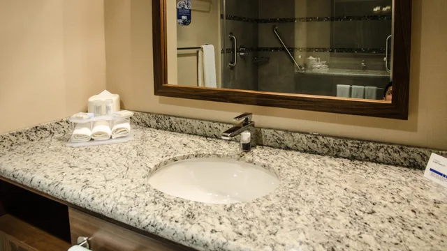 Room, King Bed, Holiday Inn Express and Suites Celaya 10/10