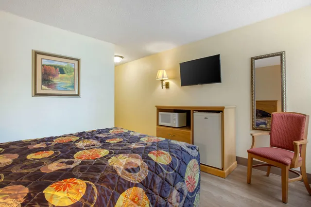 غرفة قياسية بسرير كوين، Rodeway Inn Asheville NC 2/5