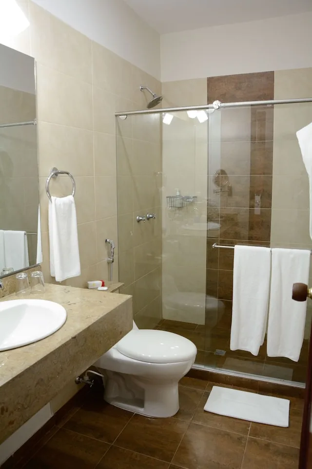 غرفة قياسية بسرير مزدوج وسرير فردي، Hotel Guadalajara Buga 3/3