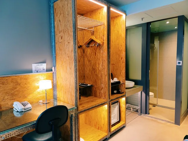 غرفة بسرير كوين، Ind Hotel 3/3