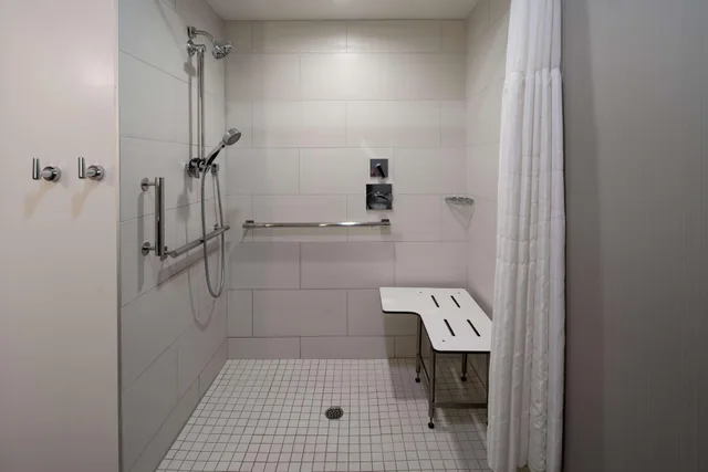 2 Bedrooms, 1 King or 2 Queen Beds, Accessible، Doubletree Hotel Bakersfield 1/1