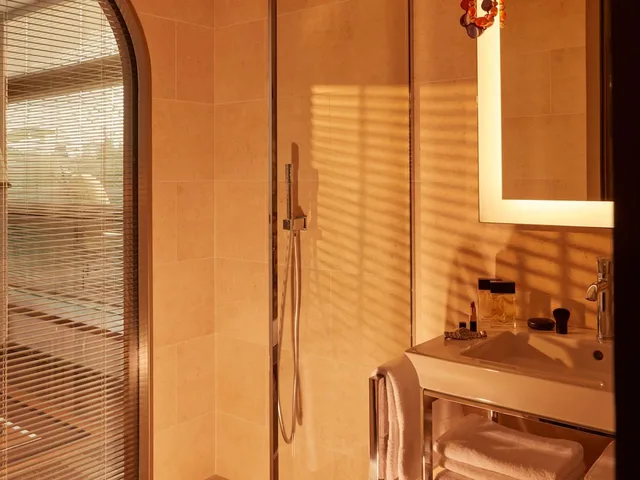 غرفة سيغنتشر بسرير كينج بإطلالة على الفناء، Mondrian Bordeaux Hotel des Carmes 7/7