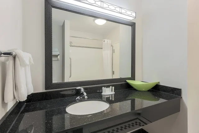 غرفة بسريرين مزدوجين مع أريكة، Fairfield Inn Suites Mahwah 2/3