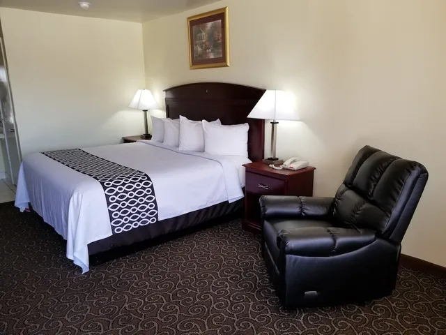 Room, King Bed, Shiloh Inn 1/3