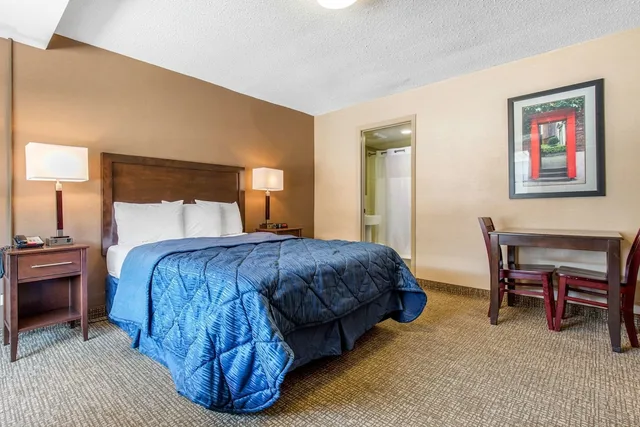 Standard, Queen Bed, Rodeway Inn Chicago North Shore - Lincolnwood 1/3