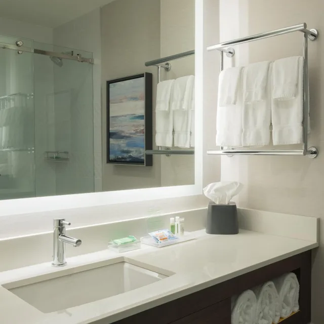 غرفة قياسية بسرير كينج وسريرين كوين، HOLIDAY INN HOTEL AND SUITES VANCOUVER DOWNTOWN 4/8