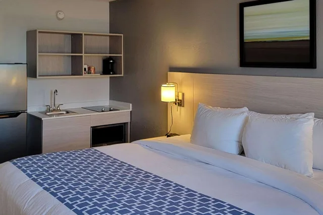 جناح بسرير كينج بمطبخ صغير، Clarion Inn & Suites and Convention Center 7/10