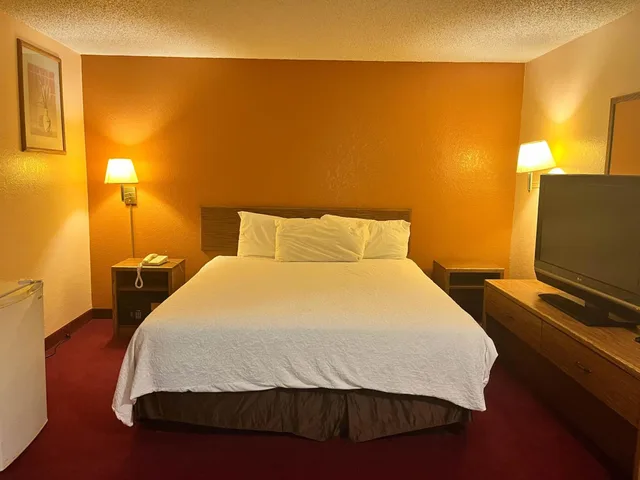 1 King Bed - Mobil Access Tub Nsmk Micfridg، Motel6 Deming, NM 3/6
