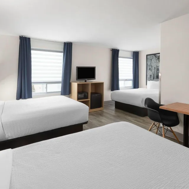 غرفة سوبيريور بسرير كينج وسريرين كوين، Super 8 By Wyndham Quebec City 1/10