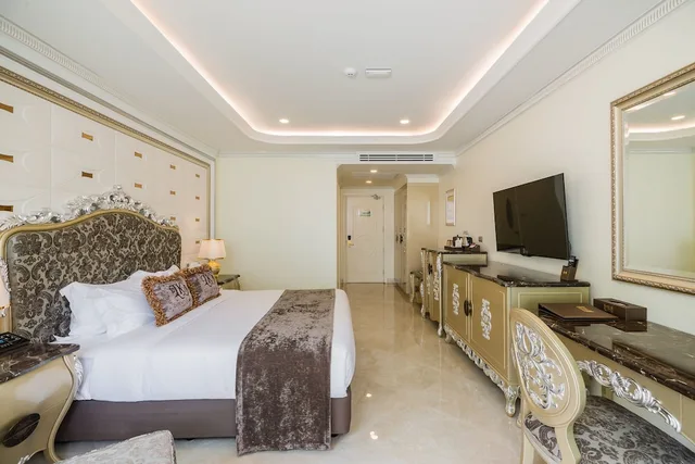 Deluxe, King Bed, Pool View, LK Emerald Beach 1/4