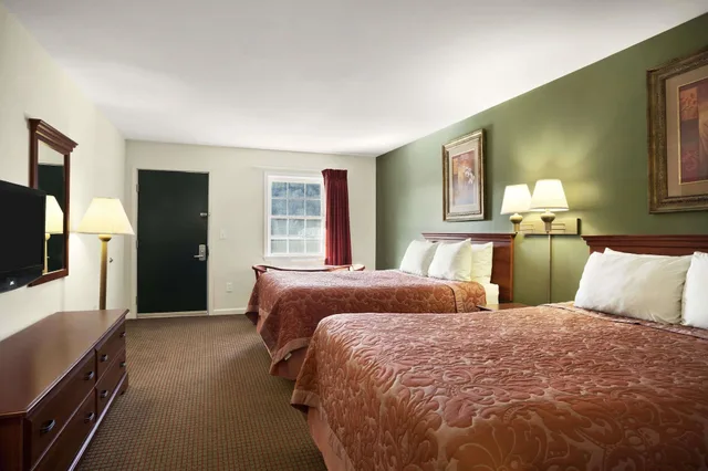 غرفة قياسية بسريرين كوين، Super 8 by Wyndham Mifflinville Near Bloomsburg 1/10