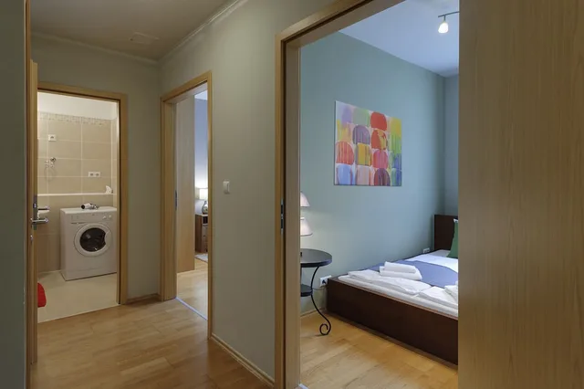 شقة بسريرين مزدوجين بغرفتي نوم مع أريكة، Central Passage Apartments 4/9