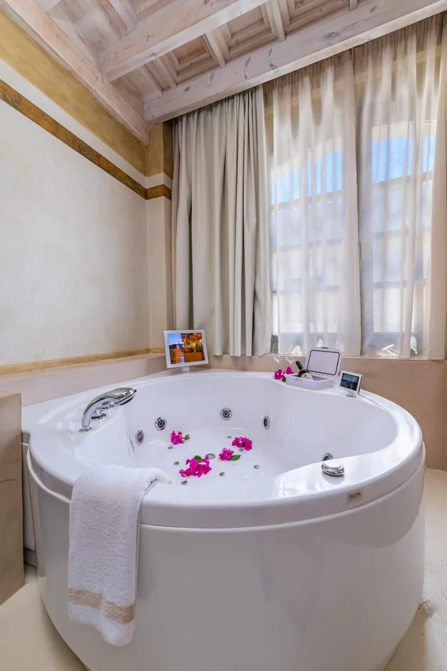 جناح تنفيذي بجاكوزي، 10GR Boutique Hotel & Wine Bar - Adults Only 8/10