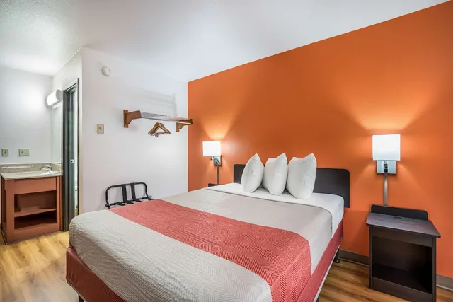غرفة قياسية بسرير كينج، Motel6 Madison, WI - East 5/10