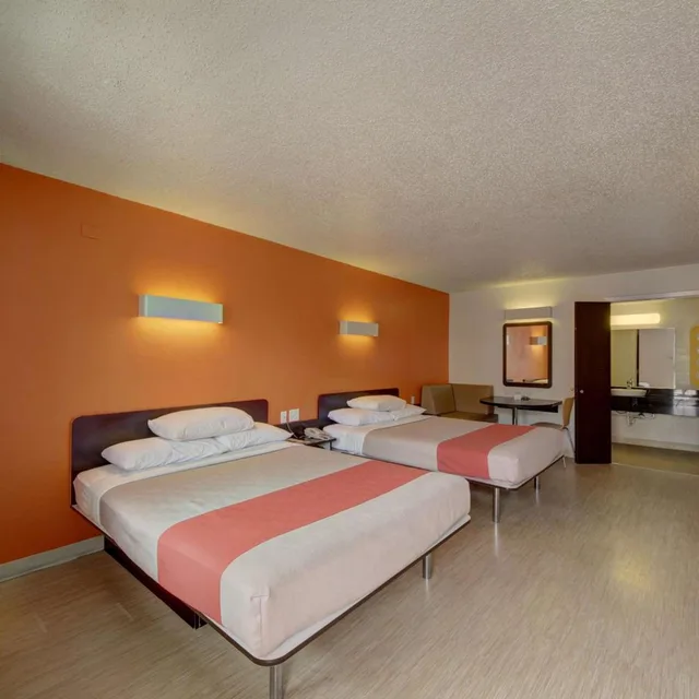 غرفة بسريرين كوين لذوي الإعاقة، Motel6 San Antonio, TX - Downtown - Market Square 1/10