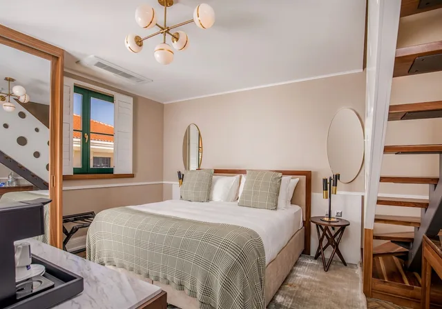 غرفة بسرير كينج بإطلالة على البحر بحوض جاكوزي، Brown Beach House Design Hotel 1/4