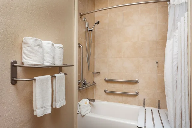غرفة قياسية بسريرين كوين، Holiday Inn San Antonio Seaworld, an IHG Hotel 5/5