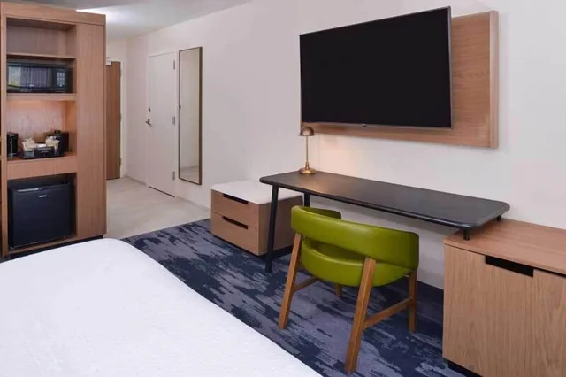 Guest Room, King Bed, Fairfield Inn and Suites Columbus Marysville 3/3