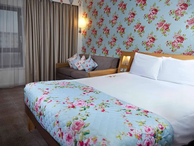 Standard, Queen Bed, Sofa, Novotel Southampton 8/10