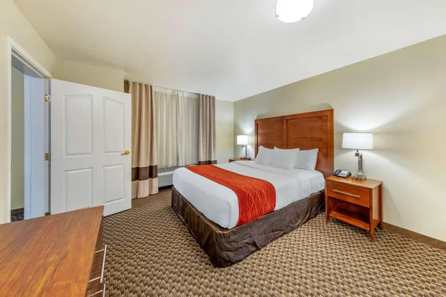 جناح بسرير كينج بشرفة، Comfort Inn & Suites Lancaster Antelope Valley 1/3