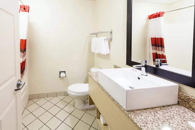 غرفة قياسية بسريرين مزدوجين، Red Roof PLUS Danville, KY 5/6